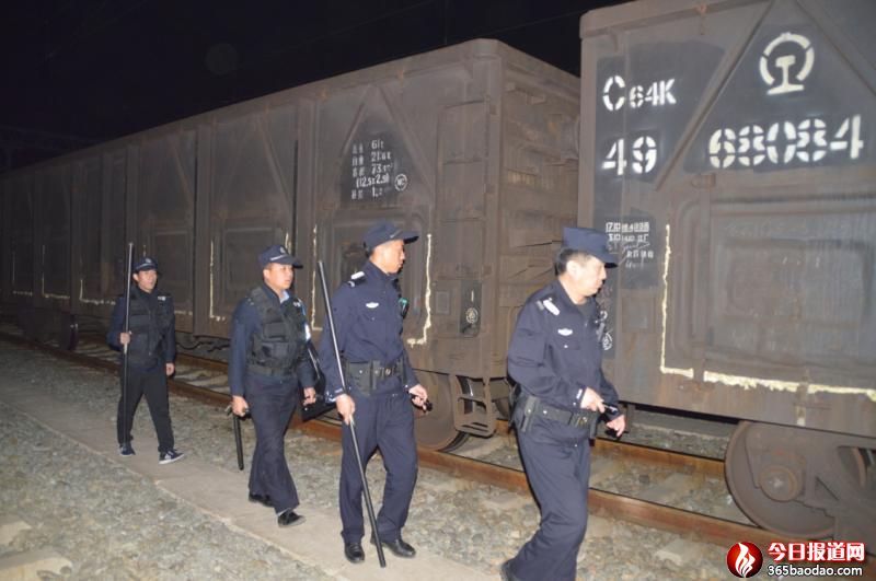 圖二 對貨物列車進(jìn)行夜間清查.jpg