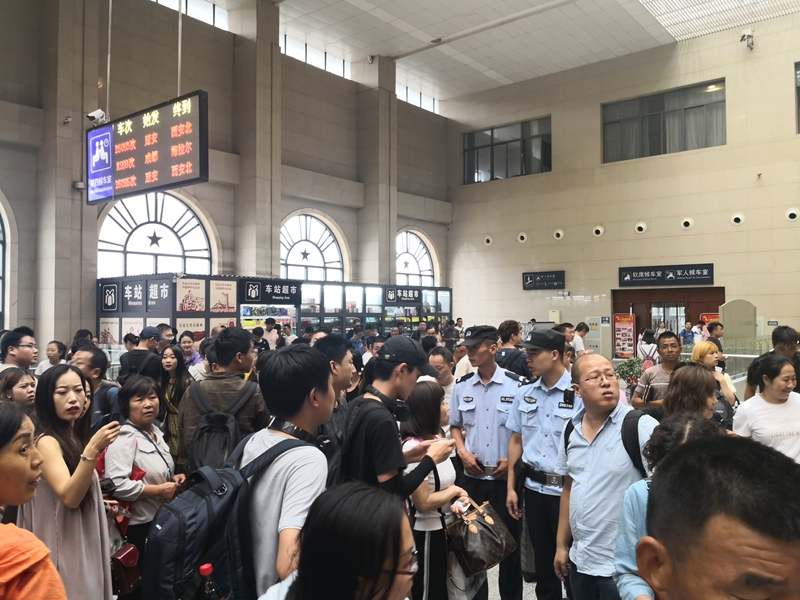 圖二 延安所民警對(duì)滯留旅客開(kāi)展宣傳解釋工作_副本.jpg