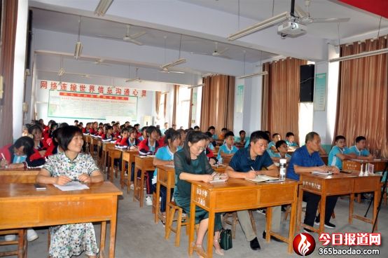 “開學第一課”教育報告會1695_副本.jpg