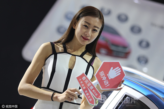 濟(jì)南舉辦新能源電動(dòng)汽車(chē)展會(huì) 模特不顧寒冷低胸秀長(zhǎng)腿