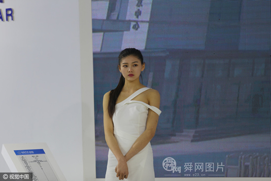 濟(jì)南舉辦新能源電動(dòng)汽車(chē)展會(huì) 模特不顧寒冷低胸秀長(zhǎng)腿